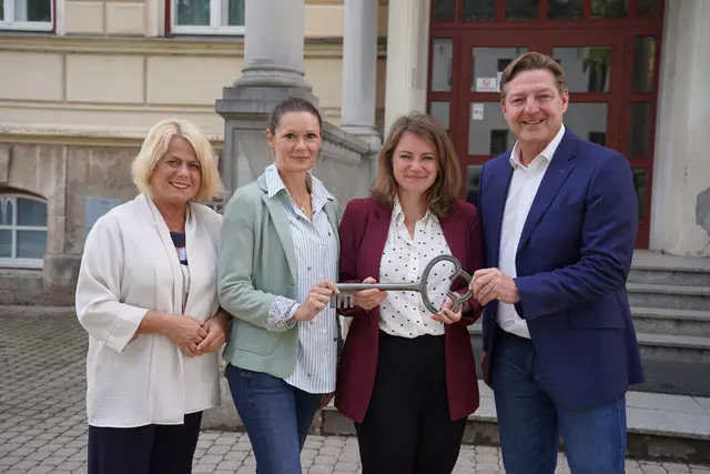 Schlüsselübergabe: Vizebürgermeisterin Gerda Sandriesser, Ines Macher (Caritas Standortkoordination und Leitung), Eva Daisenberger (Direktorin der Caritas-Schule) und Bürgermeister Günther Albel | Foto: Stadt Villach