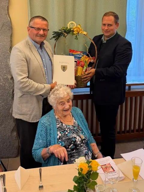 Werner Liebhart, Jubilarin Maria Strohmer und Manfred Strobl | Foto: Gemeinde Pfaffenschlag