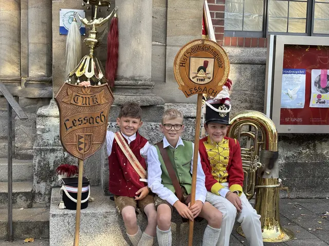 Taferlbuben Matteo, David und Trommelwagenzieher Jakob. | Foto: Meinbezirk lungau/pongau