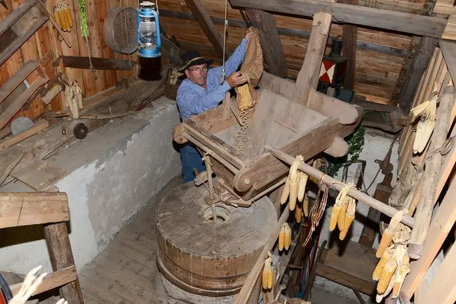 Beim Schaumahlen wird die Radniger Hausmühle wieder in Betrieb genommen. Dabei können Besucher sehen, wie früher Getreide zu Mehl gemahlen wurde. | Foto: Hans Jost