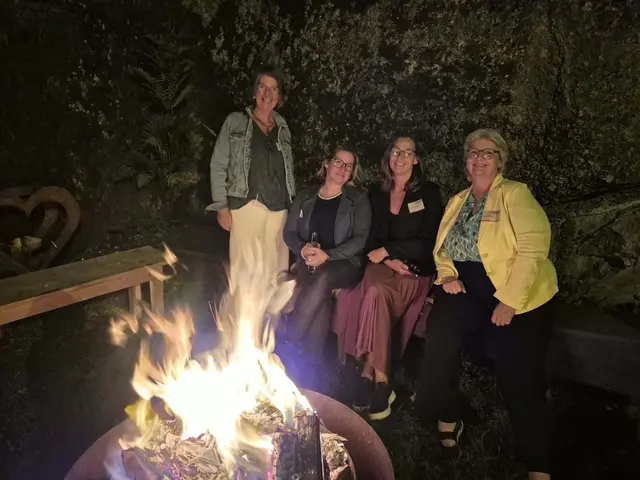 Am Lagerfeuer | Foto: Frau in der Wirtschaft
