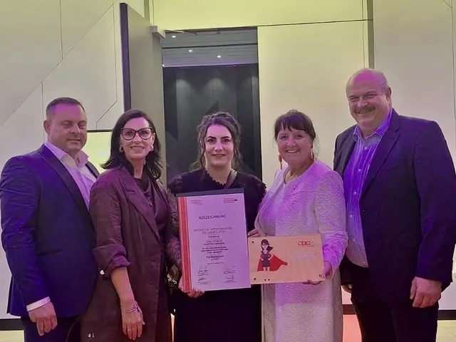 Lisa Tavare (Mi.) mit ihrer Urkunde für den 3. Platz in der Kategorie Publikumspreis. Neben ihr Gratulantinnen und Gratulanten der Gemeinde Spital und vom Land Steiermark.  | Foto: Tavare