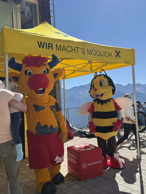 Maskottchen Berta und Sumsi beim großen Fest in Fiss. | Foto: Jennifer Csallo