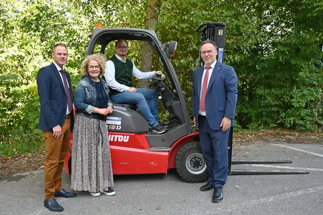 Vom Unterricht direkt in die Praxis: Die neue Stapler-Ausbildung soll NÖ Landwirtschaftsschüler fit für den sicheren Umgang mit schweren Lasten machen. | Foto: Jürgen Mück