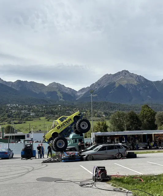 Vor der imposanten Bergkulisse demonstrierte der Monster Truck eindrucksvoll seine Kraft. | Foto: Forgo