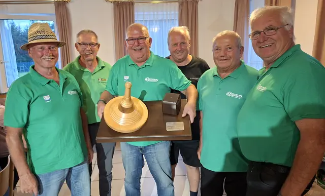 Die Organisatoren Anton Breit und Josef Bauer mit der Siegermoarschaft Raab – v. l.: Otto Mayer, Anton Breit, Werner Lang, Josef Bauer, Rudi Hager und Fritz Handschumacher. | Foto: Anton Breit
