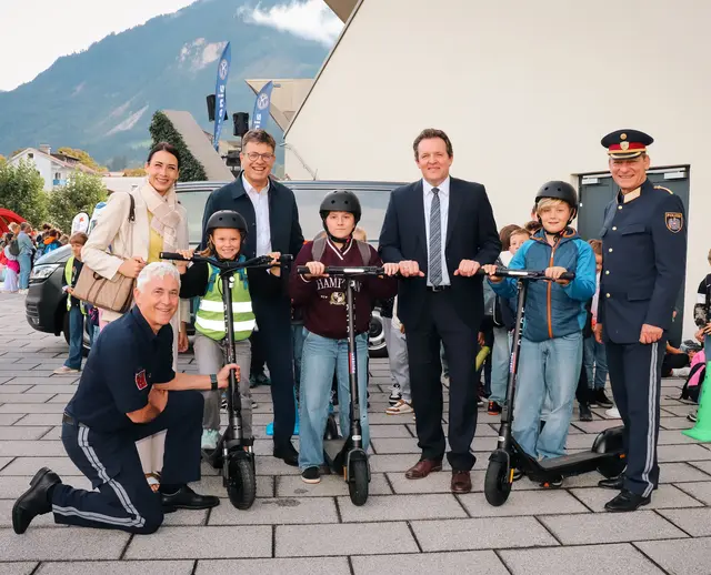 Verkehrslandesrat René Zumtobel (3.v.re.), Landespolizeidirektor Helmut Tomac (re.), Bezirkshauptmann Michael Brandl (2.v.li), die Schwazer Bürgermeisterin Victoria Weber (li.) und Projektleiter Erwin Vögele (vorne links) bei der Aktion in Schwaz.
 | Foto: LPD Tirol/Eder