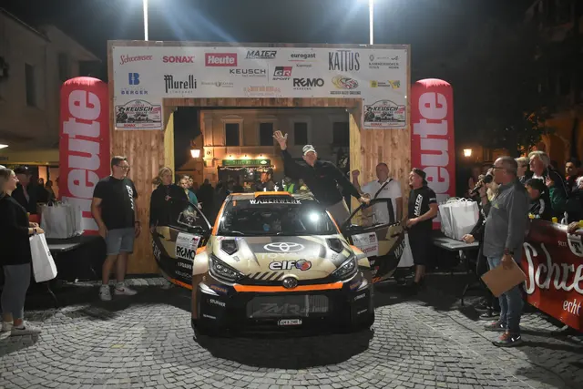 Über 1000 Zuschauer feierten die Teilnehmer der TOYOTA Keusch-Grasl-Rallye powered by SONAX und Schremser beim Zeremonienstart in Gars am Kamp. | Foto: Harald Illmer