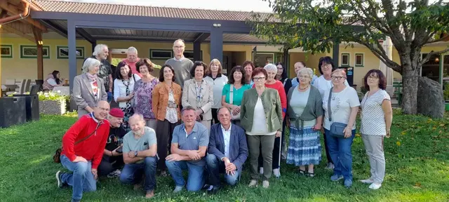 Die ehemaligen Schulkameraden der Volksschule St. Philippen ob Sonnegg mit ihrer Lehrerin Ana Wurm-Olip beim Treffen am Sonnegger See | Foto: Privat
