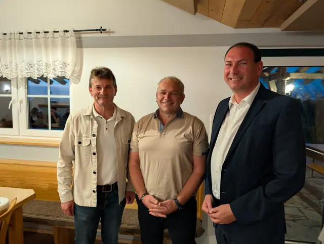 Bürgermeister Roman Grübler, Karl Hartwagner und Landtagsabgeordneter Florian Grünberger (v. l.). | Foto: ÖVP Mayrhof