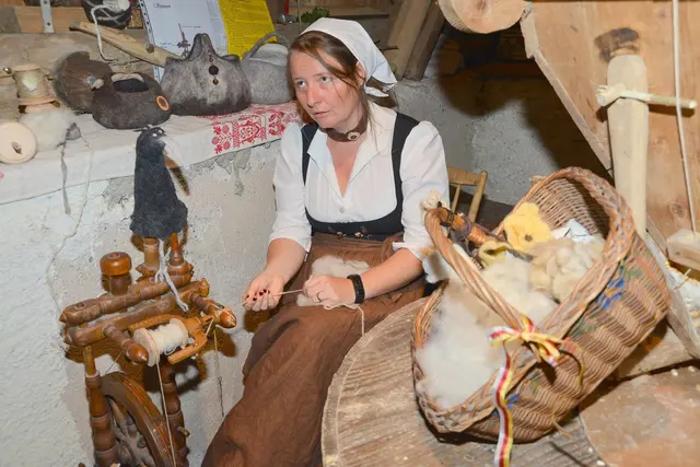 Beim Schaumahlen wird in der Radniger Hausmühle auch gezeigt, wie früher mit dem Spinnrad gearbeitet wurde. | Foto: Hans Jost