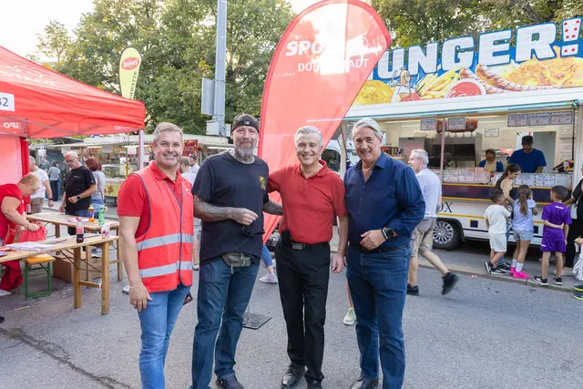 Die SPÖ Donaustadt, inklusive Bezirksvorsitz Josef Taucher (zweiter von rechts) und Bezirksvorsteher Ernst Nevrivy (rechts) waren ebenfalls vor Ort. | Foto: René Brunhölzl/ MeinBezirk