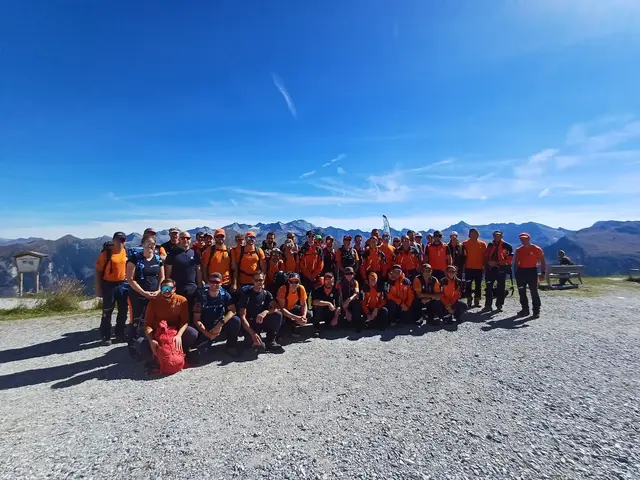 31 auszubildende Bergretterinnen und Bergretter übten am Gipfel des Stubnerkogels in Bad Gastein. | Foto: Bergrettung Pongau