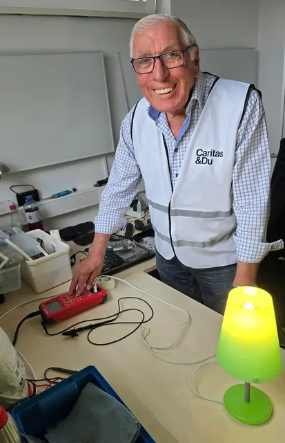 Der Elektrikermeister Ermin Edlinger prüft jedes einzelne Gerät und führt bei Bedarf auch geringfügige Reparaturen durch | Foto: Caritas Salzburg