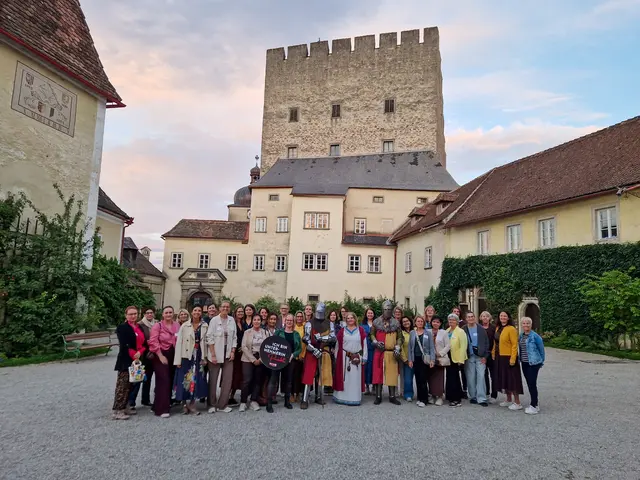 Das Netzwerk Frau in der Wirtschaft hatte zum Treffen auf Burg Clam geladen. Rund 30 Unternehmerinnen waren dabei. | Foto: Frau in der Wirtschaft