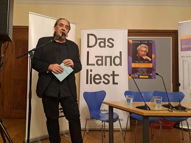 Michael Stiller vom Literaturhaus Niederösterreich begrüßte auch die Tochter und Enkeltochter von Ilse Helbich | Foto: bibliothek st. martin
