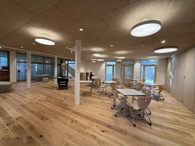Holz, Glas und warme Materialien schaffen eine wohnliche Atmosphäre. | Foto: MeinBezirk