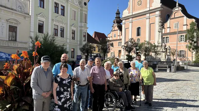 Die muntere Runde aus dem Tageszentrum beim Vormittagsspaziergang.  | Foto: MeinBezirk/Anna Kerec