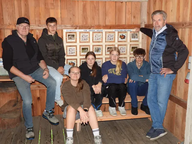 Zusammenarbeit der Holzwelten Pabneukirchen mit der Anrei-Lehrwerkstatt. Anrei Lehrwerkstättenleiter Josef Zeinzinger, links, rechts Altbürgermeister Johann Buchberger und Anrei Lehrlinge vor den  Suchbildern zum spielerischen Kennenlernen des Waldes und der darin lebenden Tiere.  | Foto: Zinterhof