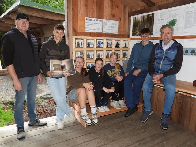 Zusammenarbeit der Holzwelten Pabneukirchen mit der Anrei-Lehrwerkstatt. Anrei Lehrwerkstättenleiter Josef Zeinzinger, links, rechts Altbürgermeister Johann Buchberger und Anrei Lehrlinge vor den  Suchbildern zum spielerischen Kennenlernen des Waldes und der darin lebenden Tiere.  | Foto: Zinterhof