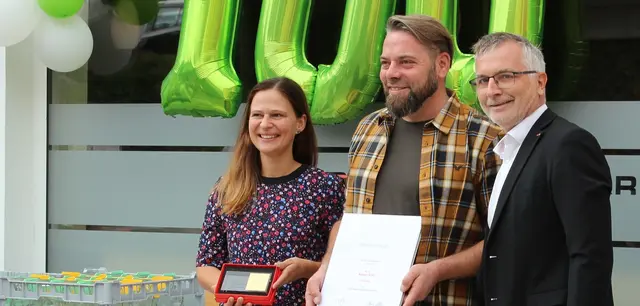 Thomas Denk (r.), Leiter der Wirtschaftskammer Freistadt, überreichte die Wirtschaftsmedaille und eine Urkunde an Petra Hennerbichler und Manuel Krah. | Foto: Krah