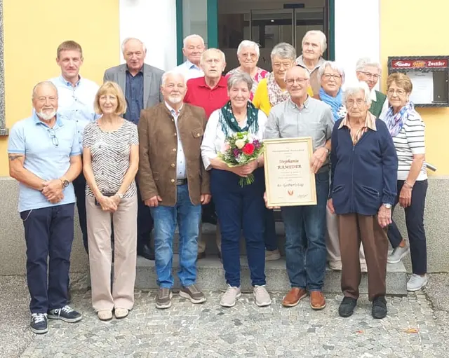 Mitglieder des NÖ-Seniorenbundes, Bürgermeister Friedrich Fürst und Vizebürgermeister Emil Honeder gratulieren Jubilarin Stephanie Rameder. | Foto: Marktgemeinde Martinsberg