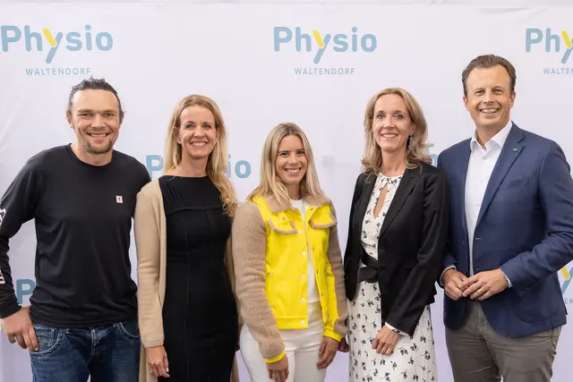 Feierten die Expansion von Physio Waltendorf: Christoph Strasser, Elisabeth Spreizer-Brandstätter, Katharina Liensberger, Kathrin Schwarzenbacher und Landesrat Karlheinz Kornhäusl (v. l.)