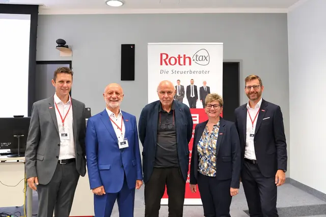 V.l.n.r.: Mag. Christian Unger, Mag, Hans Roth, Prof, Hannes Werthner (Vortragender), Klaudia Jelleschitz, Mag. Andreas Roth (Geschäftsführer) | Foto: MeinBezirk/Tamara Koller