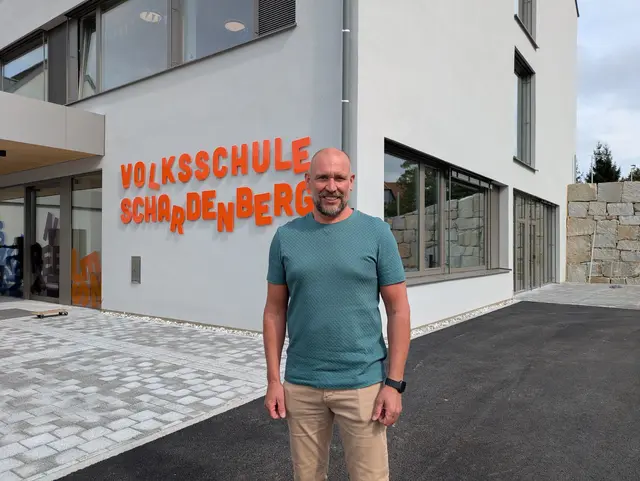 Bürgermeister Stefan Krennbauer, vor der neugebauten Volksschule in Schardenberg, die pünktlich zum Schulstart am 14. September 2026 eröffnete