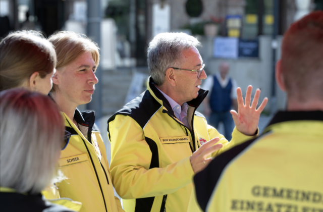 Die Gemeindeeinsatzleitung informierte am Rathausplatz über ihre Aufgaben und ihre Arbeit im Katastrophenfall. | Foto: Foto Karg