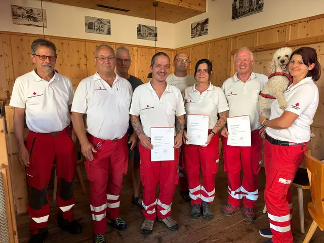 Vier neue geprüfte Hundeführer verstärken nach bestandener Prüfung die SEG Suchhundestaffel des Roten Kreuzes Wörgl. | Foto: Rotes Kreuz