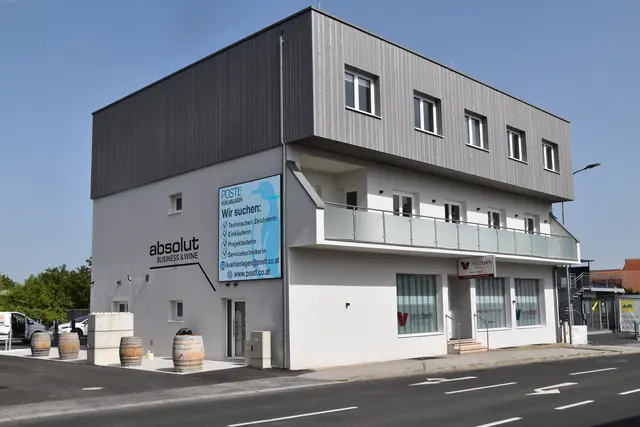 In nur wenigen Monaten wurde aus dem früheren Lokal "Hexenkessel" durch Aufstockung ein modernes Bürogebäude mit integrierter Vinothek. Die großen Werbe-LED-Wände sind mietbar. | Foto: MeinBezirk/Michael Strini