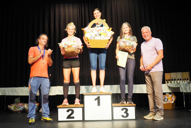 Die drei schnellsten Damen beim Hauptlauf (10.572m). Im Bild: Christian Marx (GR), Silvia Ritter, Marion Becker, Carina Metz und Manfred Bichler (GGR). | Foto: Marktgemeinde Zwentendorf