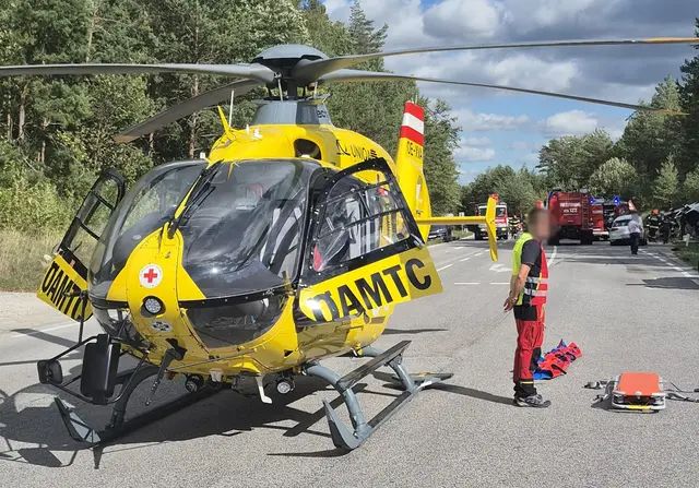 Die schwer verletzte Person wurde mit dem Hubschrauber ins Krankenhaus gebracht. | Foto: Freiwillige Feuerwehr Alland