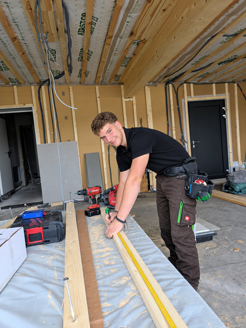 Felix Lang ist im zweiten Lehrjahr und bereits auf einer Baustelle in Moschendorf tätig. | Foto: O.K. Energie Haus
