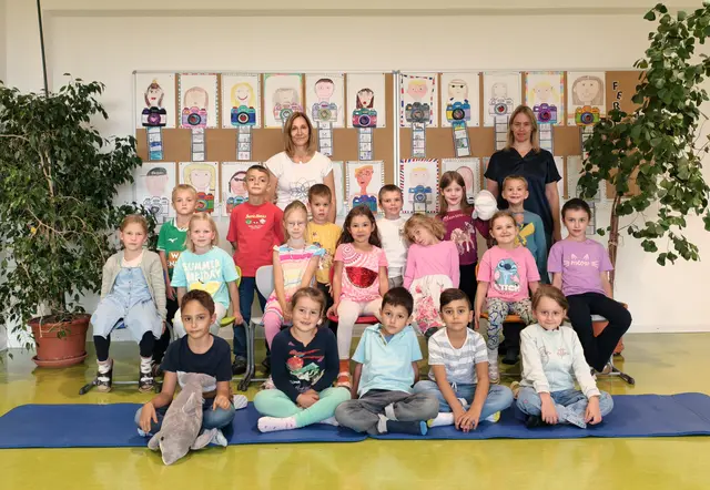 2026 Volksschule Kirchberg am Wagram 1a mit Klassenlehrerin Helga Walzer und Direktorin Alexandra Theres Brunner-Sauerzapf.  | Foto: Christian Nowotny