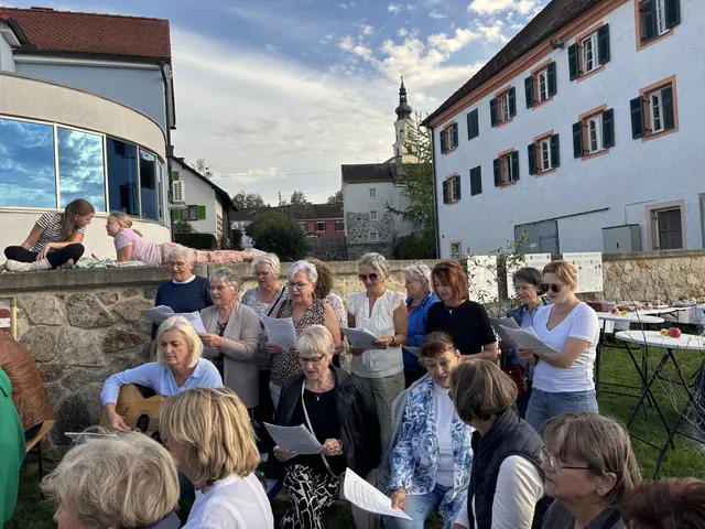 Gesanglich umrahmte der stimmenstarke Frauenchor, vor der Kulisse der Stadtpfarrkirche St. Georg, die Feier. | Foto: Franz Gruber