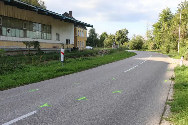 Einsatzkräfte mussten einen verunfallten Pkw von den Gleisen der Almtalbahn in Thalheim bei Wels heben. | Foto: laumat.at