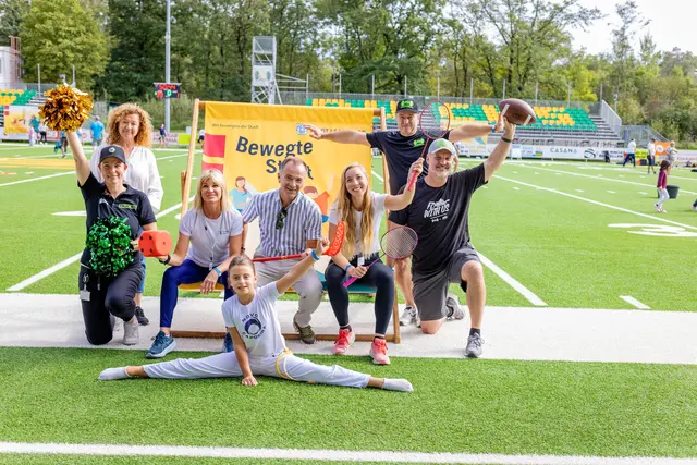 Family-Sport-Action-Day. Im Bild v.l.: Christine Gappmayer (Obfrau Ducks) (oben), Milla Nikodemusz (Kinderschutzbeauftrage Ducks), Sabine Picher (Sportteam), Bürgermeister Bernhard Auinger, Julia Zweimüller (Sportteam), Helmut Gappmayer (Vorstand Ducks) (oben), Joe Ashfield (Coach der Ducks) &amp; Medina Kozlica (vorne im Spagat vom Verein Gapoeira) | Foto: Stadt Salzburg/Wildbild