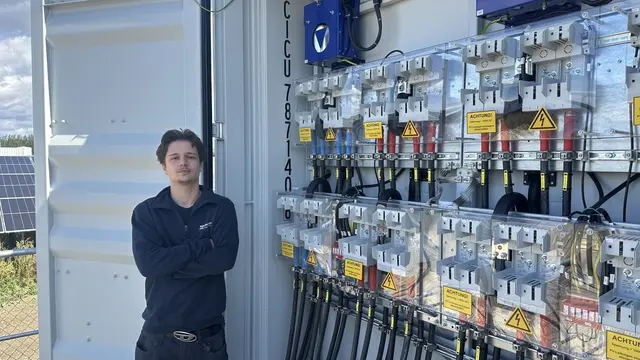Daniel Holzweber (21) macht eine Ausbildung zum Elektroenergietechniker bei Sprecher Automation und sieht in der Lehre viele Vorteile. | Foto: Donatus Waltner