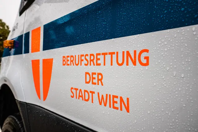Ein Zwölfjähriger schwebt nach einem E-Scooter-Unfall in der Donaustadt in Lebensgefahr. Er dürfte nicht allein auf dem Gefährt unterwegs gewesen sein. (Symbolbild) | Foto: Berufsrettung Wien