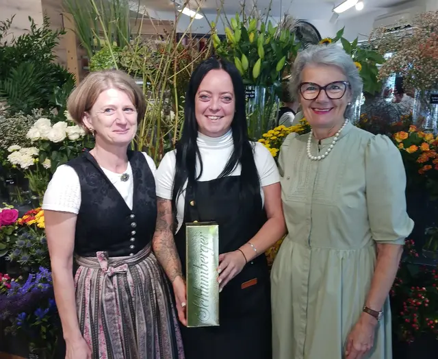 WK-Obfrau Brigitte Stumpner (r.) besuchte die Floristinnen Claudia Kriwanek (l.) und Andrea Laimer im Blumengeschäft Eder.
 | Foto: WKO