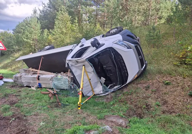 Der Pritschenwagen übschlug sich. | Foto: Freiwillige Feuerwehr Alland