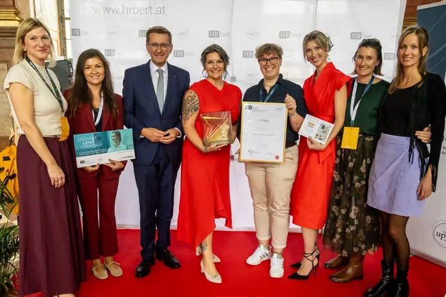 HCM Beiratssprecherin Martina Hamedinger, Ana Glavas, Wirtschaftslandesrat Markus Achleitner (ÖVP), Susanne Maria Sammer, Dascha Suppes, Anna Meiser, Magdalena Lechner, Angela Kaser bei der diesjährigen Verleihung von HRbert. | Foto: cityfoto/Pelzl