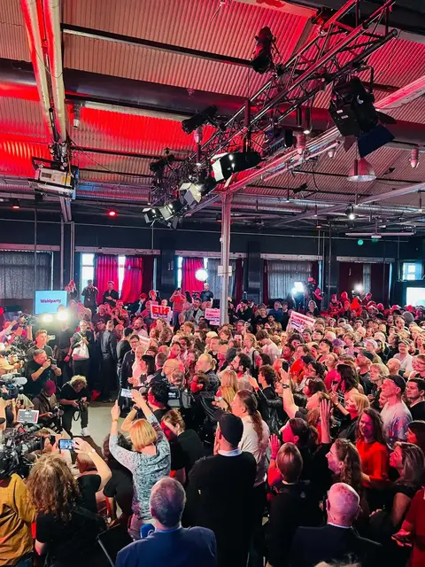 Mit diesem Bild von der Wahlparty der "Linken" in Berlin leitete Robert Krotzer (KPÖ) sein Gratulationsposting auf Facebook ein. | Foto: R. Krotzer/Facebook