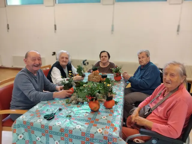 St. Hemma Haus: Gemeinsam hatten die Bewohner viel Spaß bei der Gestaltung der Herbstgestecke. | Foto: Caritas Kärnten