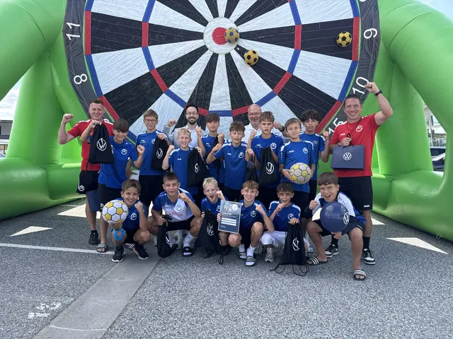 Auch der SV Horn schaute beim Erlebnistag vorbei. Nach dem dritten Platz bei den VW Junior Masters gab es dafür eine kleine Überraschung vom Autohaus. | Foto: Autohaus Waldviertel