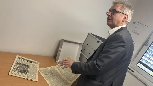 Klaus Heitzmann (Obmann Lungauer Museumsverein Tamsweg) blättert in einer Ausgabe der "Tauern-Post". Das Foto entstand bei einem Termin am 2. März 2026, zu dem Medien eingeladen waren. | Foto: pjw