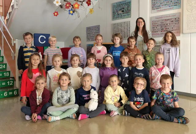 2026 Volksschule Großweikersdorf 1b mit Klassenlehrerin Marion Weissinger.  | Foto: Christian Nowotny