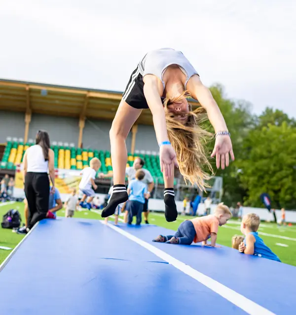 Das American Football Zentrum im Stadtteil Liefering verwandelte sich am 20. September zum zweiten Mal in einen Sportplatz für die gesamte Familie. | Foto: Stadt Salzburg/Wildbild
